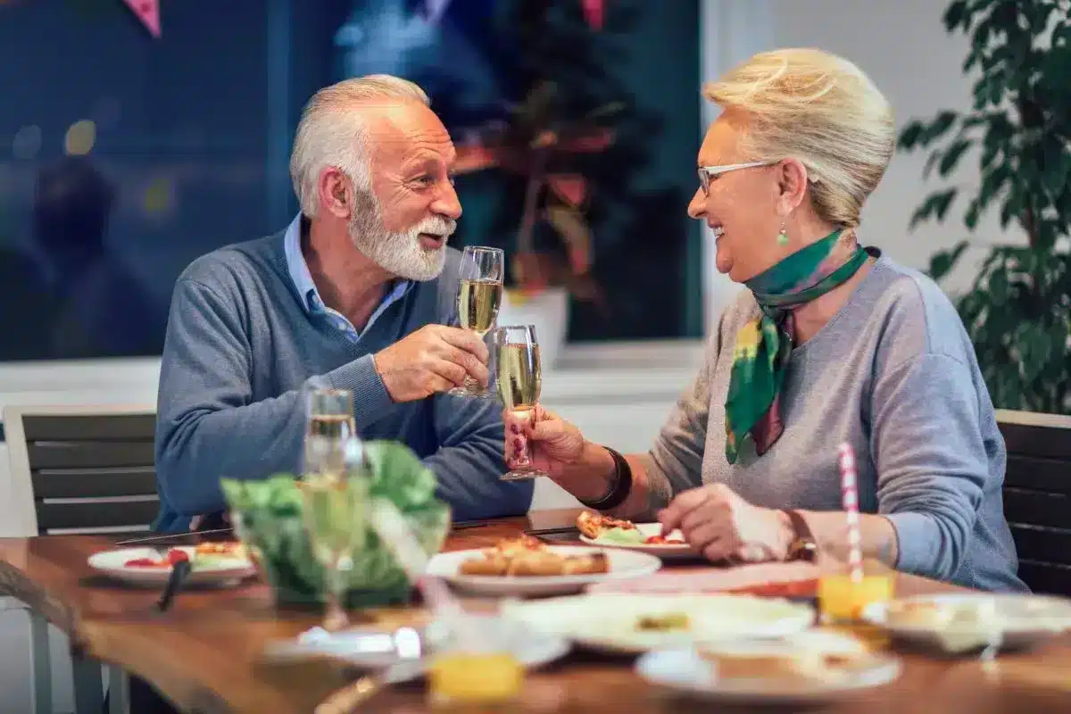 Independent living residents dining together