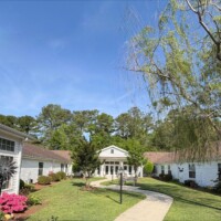 Navion of New Bern courtyard